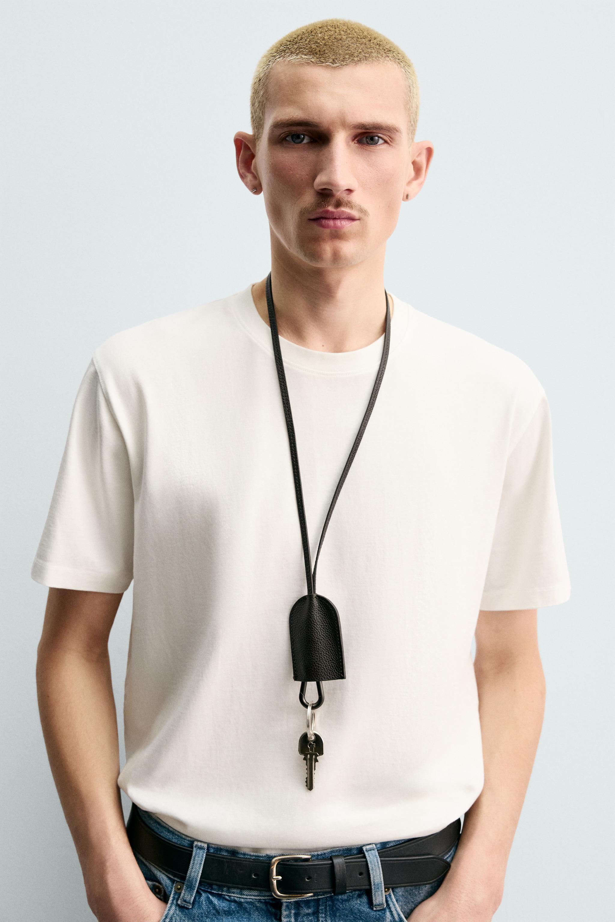 PORTE-CLÉS AVEC PENDENTIF EN CUIR
